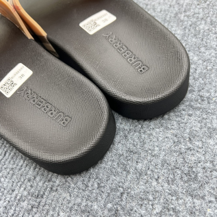 BURBER*Y Sandal1