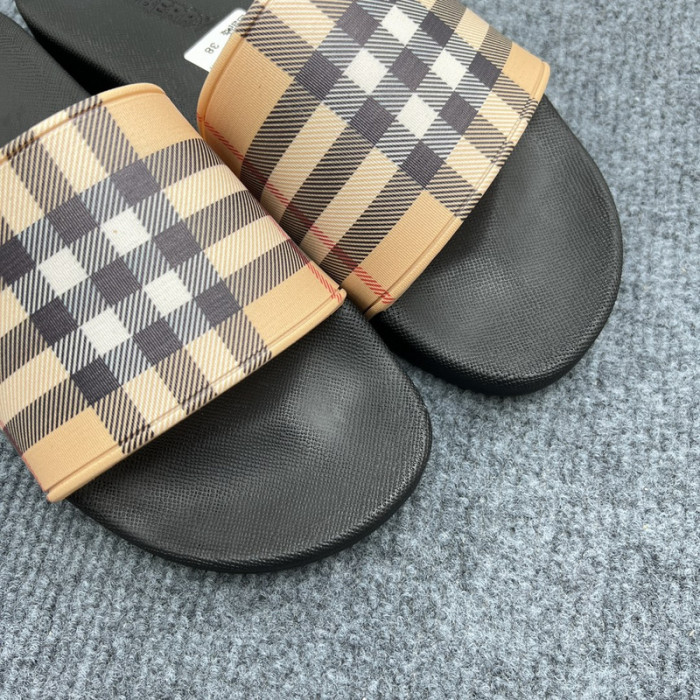 BURBER*Y Sandal1