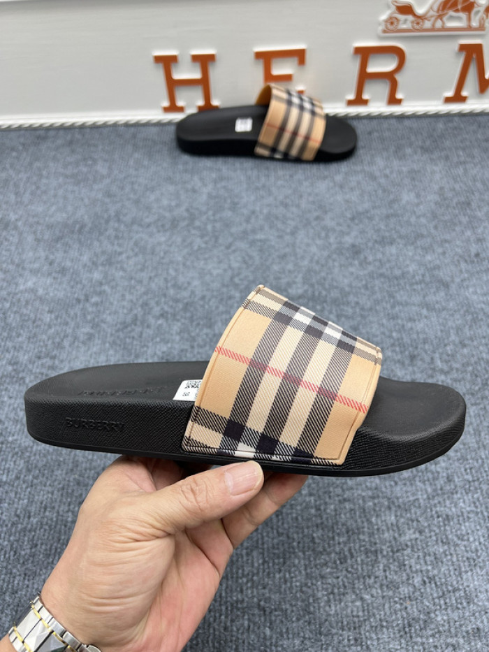 BURBER*Y Sandal1