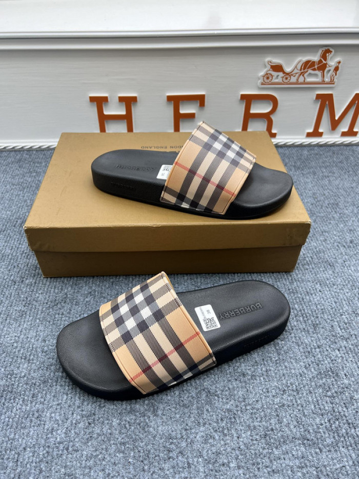 BURBER*Y Sandal1
