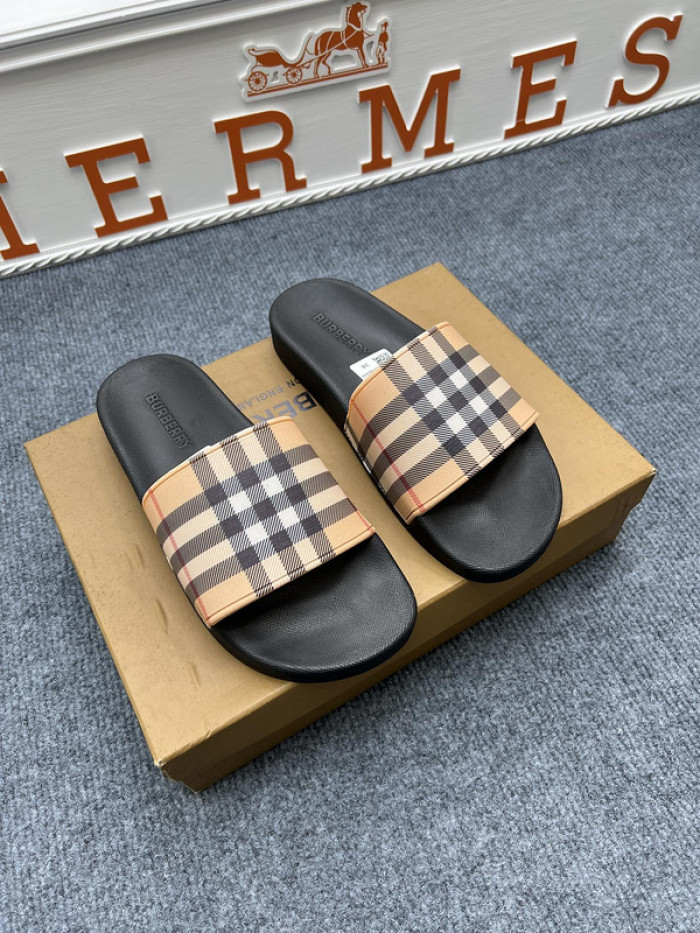 BURBER*Y Sandal1