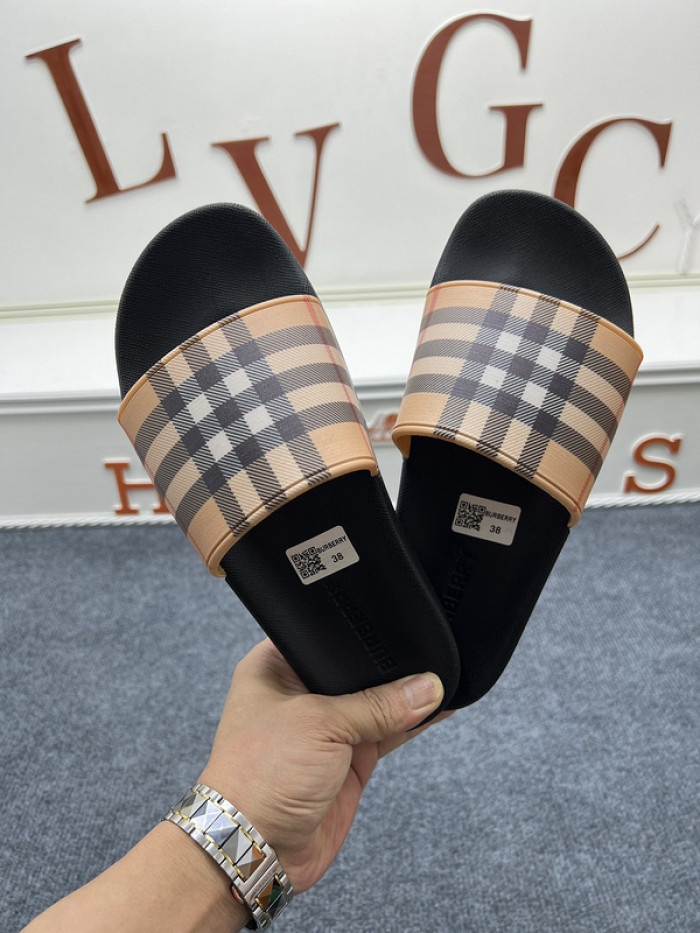 BURBER*Y Sandal1