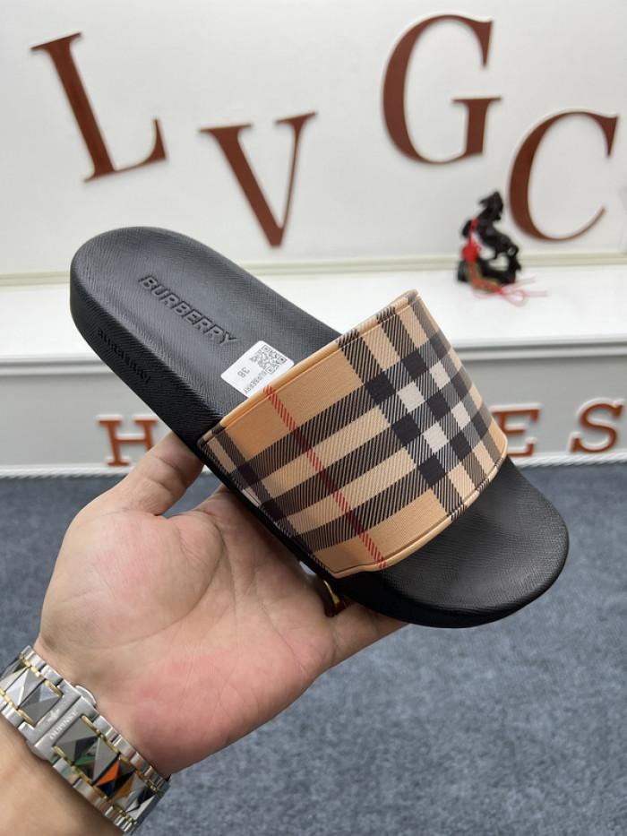 BURBER*Y Sandal1
