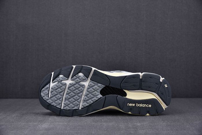 NEW BALANCE 992 NB000009
