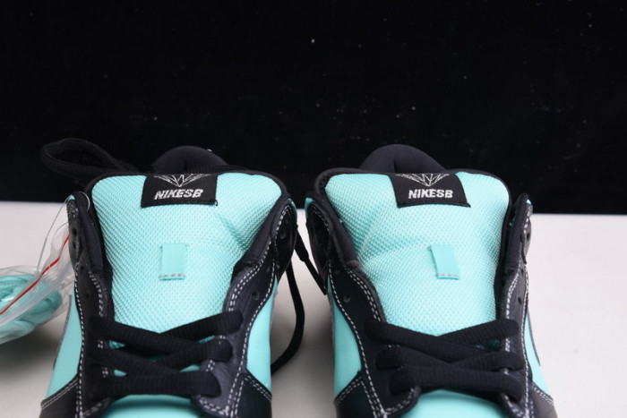 Nike Dunk SB Low Diamond Supply Co. "Tiffany" 304292-402