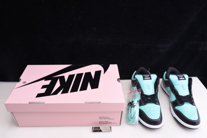 Nike Dunk SB Low Diamond Supply Co. "Tiffany" 304292-402