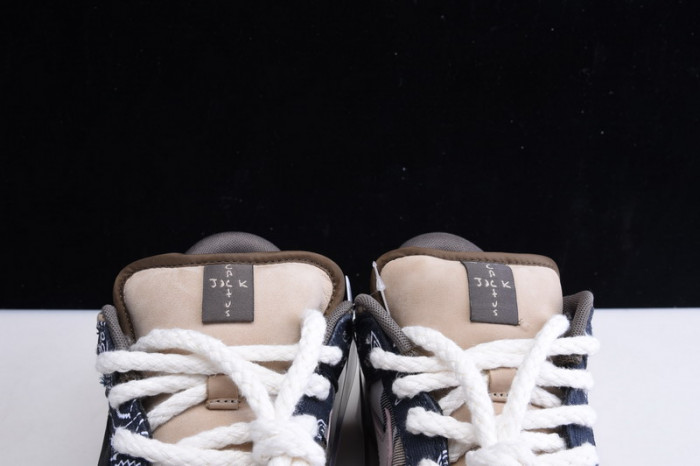 Travis Scott x Nike SB Dunk Low  CT5053-001
