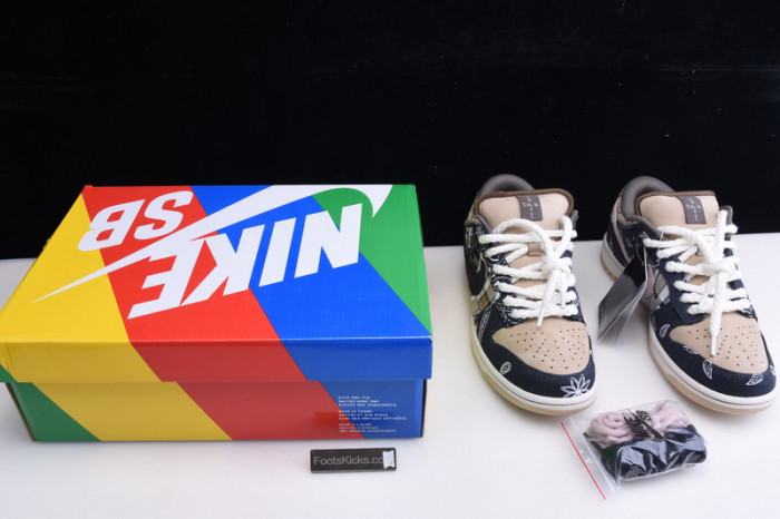 Travis Scott x Nike SB Dunk Low  CT5053-001