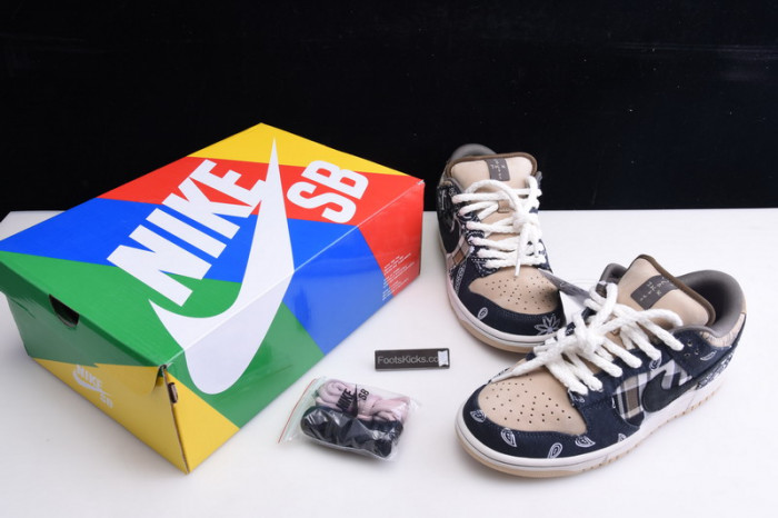Travis Scott x Nike SB Dunk Low  CT5053-001