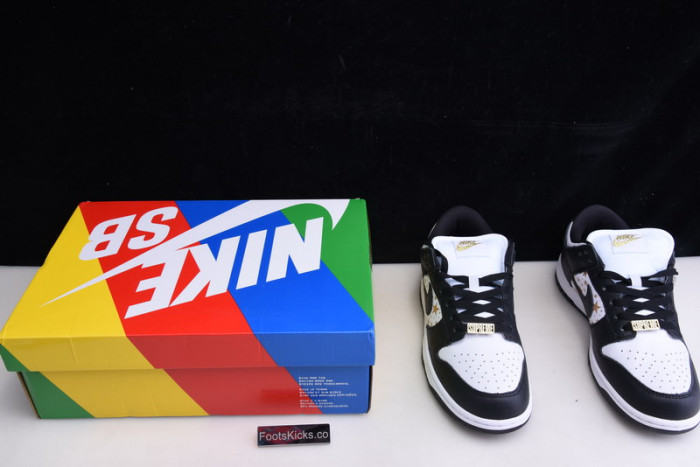 Supreme x Nike SB Dunk Low "Black Stars" DH3228-102