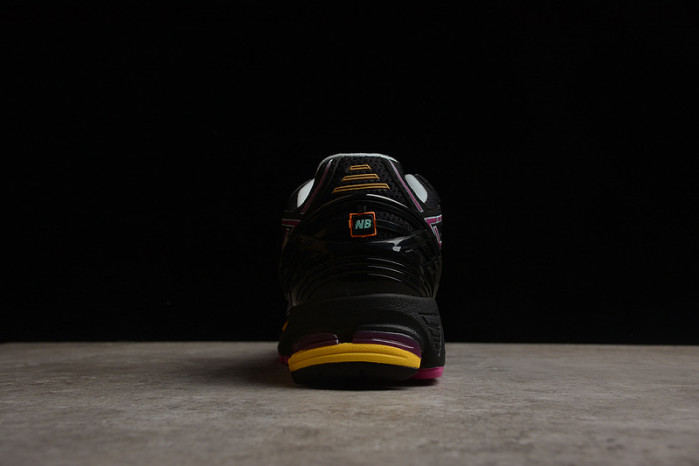 NEW BALANCE 1906R NB000025