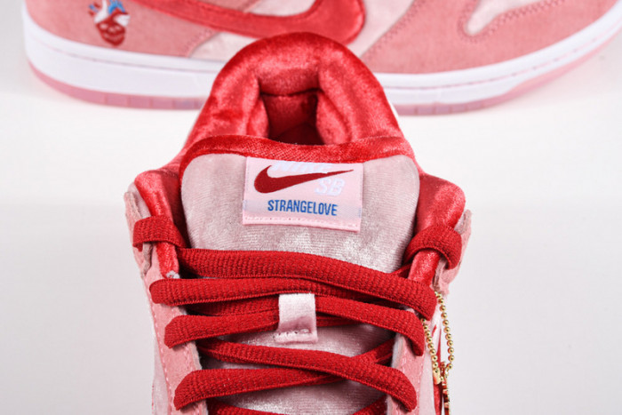 Nike Dunk SB Low strangelove skateboards CT2552-800