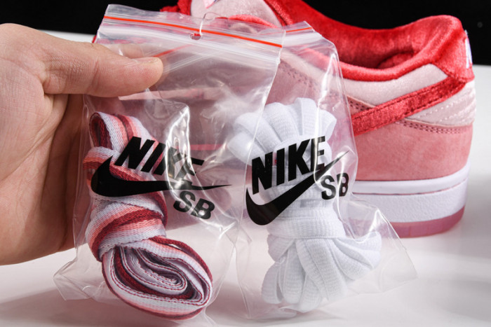 Nike Dunk SB Low strangelove skateboards CT2552-800