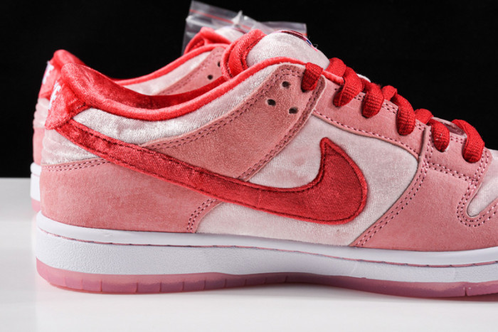 Nike Dunk SB Low strangelove skateboards CT2552-800