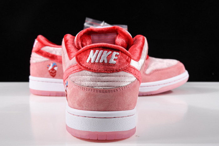 Nike Dunk SB Low strangelove skateboards CT2552-800