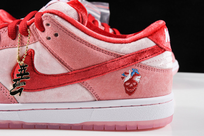 Nike Dunk SB Low strangelove skateboards CT2552-800