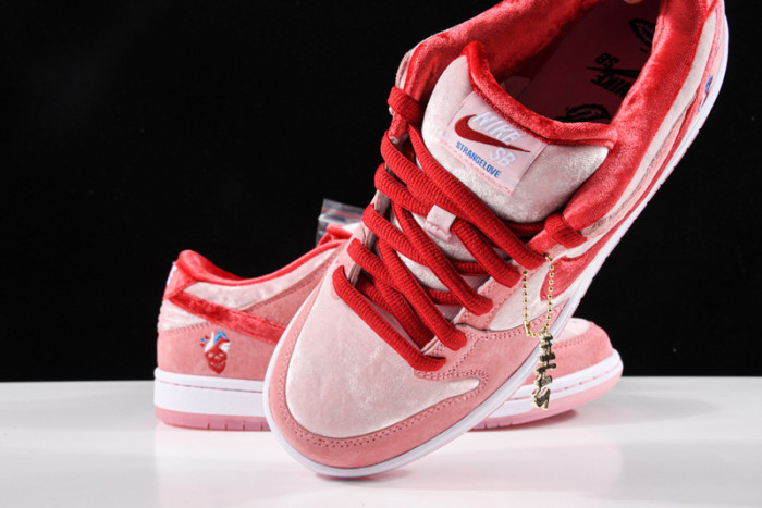 Nike Dunk SB Low strangelove skateboards CT2552-800