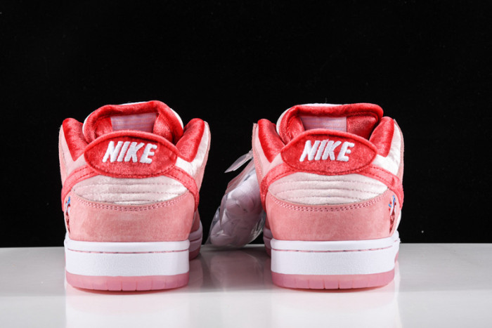 Nike Dunk SB Low strangelove skateboards CT2552-800