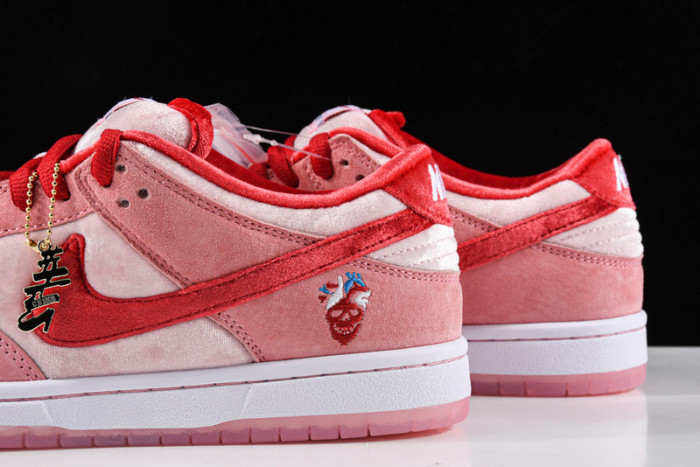 Nike Dunk SB Low strangelove skateboards CT2552-800