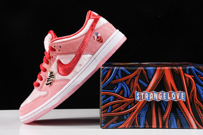 Nike Dunk SB Low strangelove skateboards CT2552-800