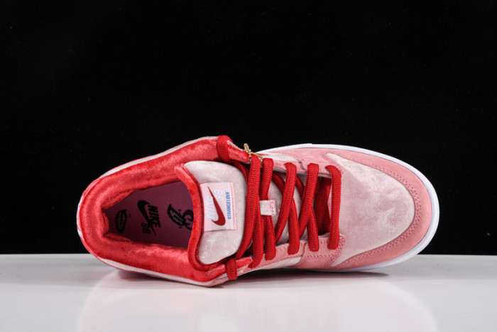 Nike Dunk SB Low strangelove skateboards CT2552-800
