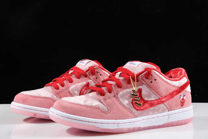Nike Dunk SB Low strangelove skateboards CT2552-800