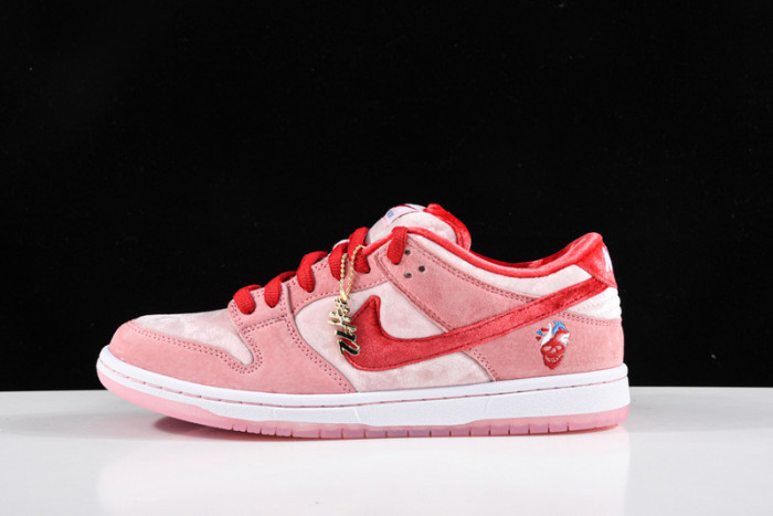Nike Dunk SB Low strangelove skateboards CT2552-800