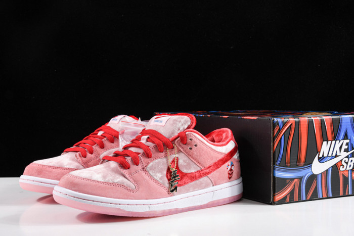 Nike Dunk SB Low strangelove skateboards CT2552-800