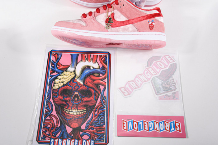 Nike Dunk SB Low strangelove skateboards CT2552-800