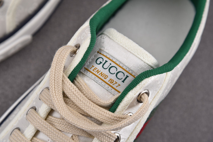 G*u*i* trainer sneaker95
