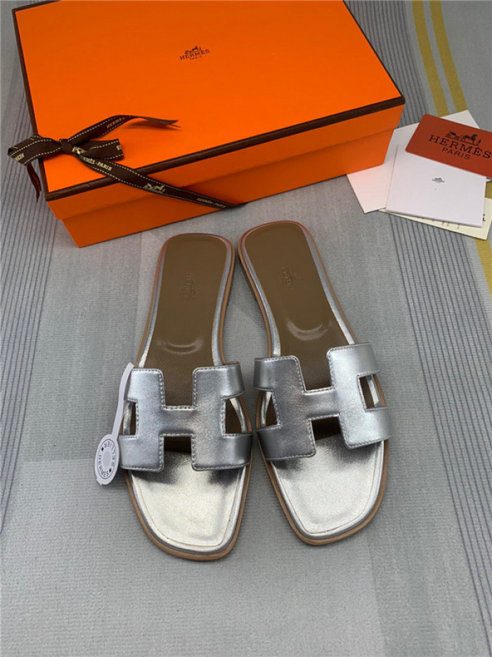 herme* sandal45