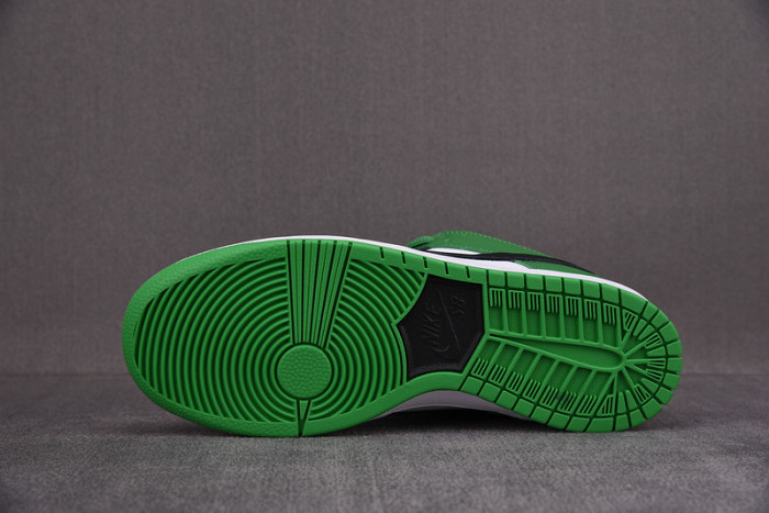 nike sb dunk low “classic green” bq6817-302