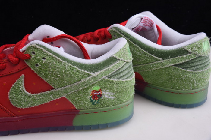 nike dunk low sb "strawberry cough" cw7093-601