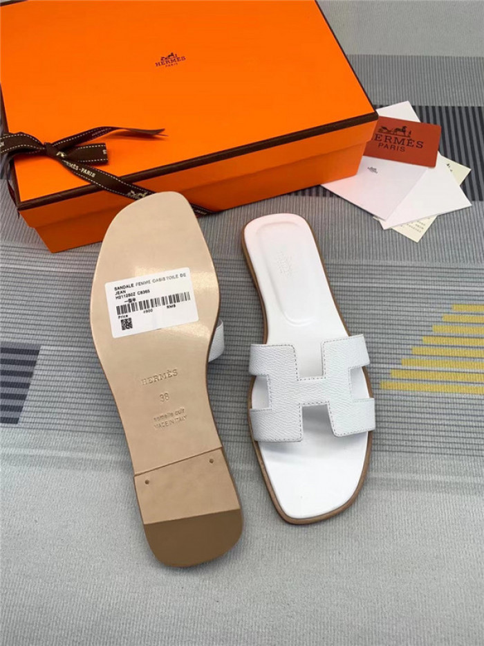 herme* sandal34