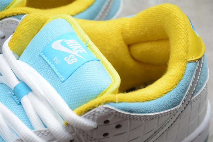 how the ftc x nike sb dunk low looks on-feet dh7687-400