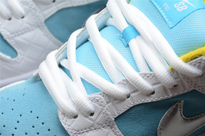 how the ftc x nike sb dunk low looks on-feet dh7687-400